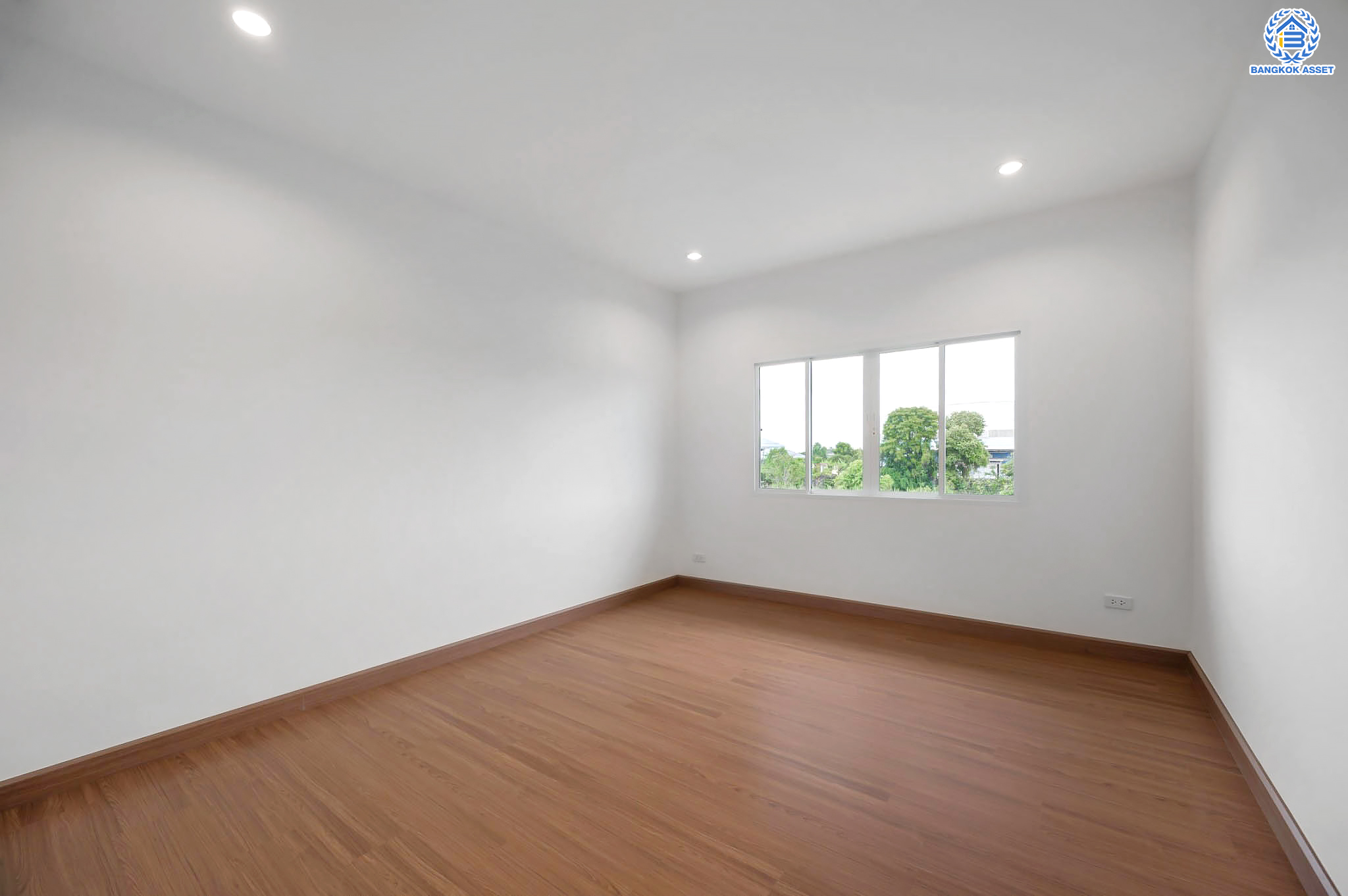 บ้านมือสองตกแต่งใหม่ โครงการ นาราวัลย์ บรมราชชนนี เนื้อที่ 71.8 ตร.ว. ฟังก์ชัน 3 ห้องนอน 4 ห้องน้ำ 1 ห้องแม่บ้าน จอดรถได้ 2 คัน บนพื้นที่ใช้สอยเกือบ 220.58 ตร.ม. พร้อมพื้นที่สีเขียวสนามหญ้ากว้างขวาง ตอบโจทย์ครอบครัวใหญ่ บนทำเลศักยภาพ เชื่อมต่อทั้งถนนกาญจนาภิเษก และทางคู่ขนานลอยฟ้าบรมราชชนนี ใกล้ ม.มหิดล, สถานีขนส่งสายใต้ใหม่ และเซ็นทรัลปิ่นเกล้า